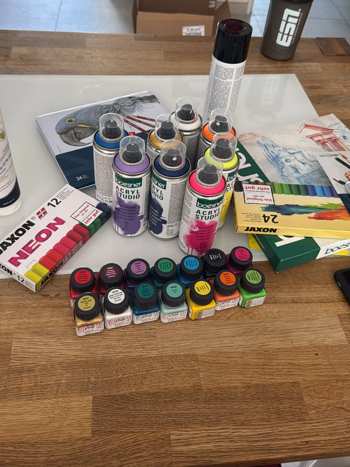 Farben, Sprühdosen und Pastellkreiden für den Kreativkoffer