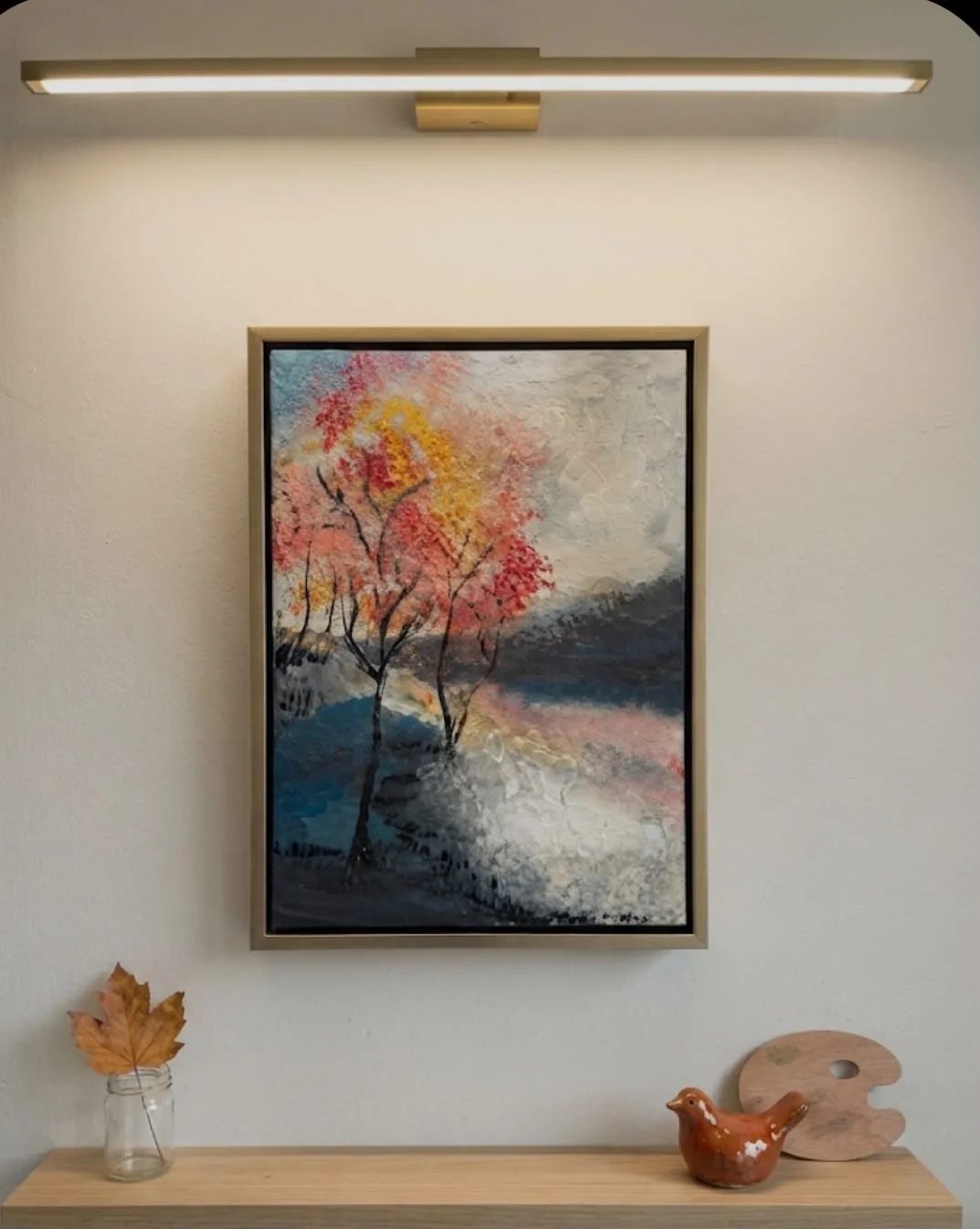 Herbstbäume mit roten Blättern in nebliger Landschaft