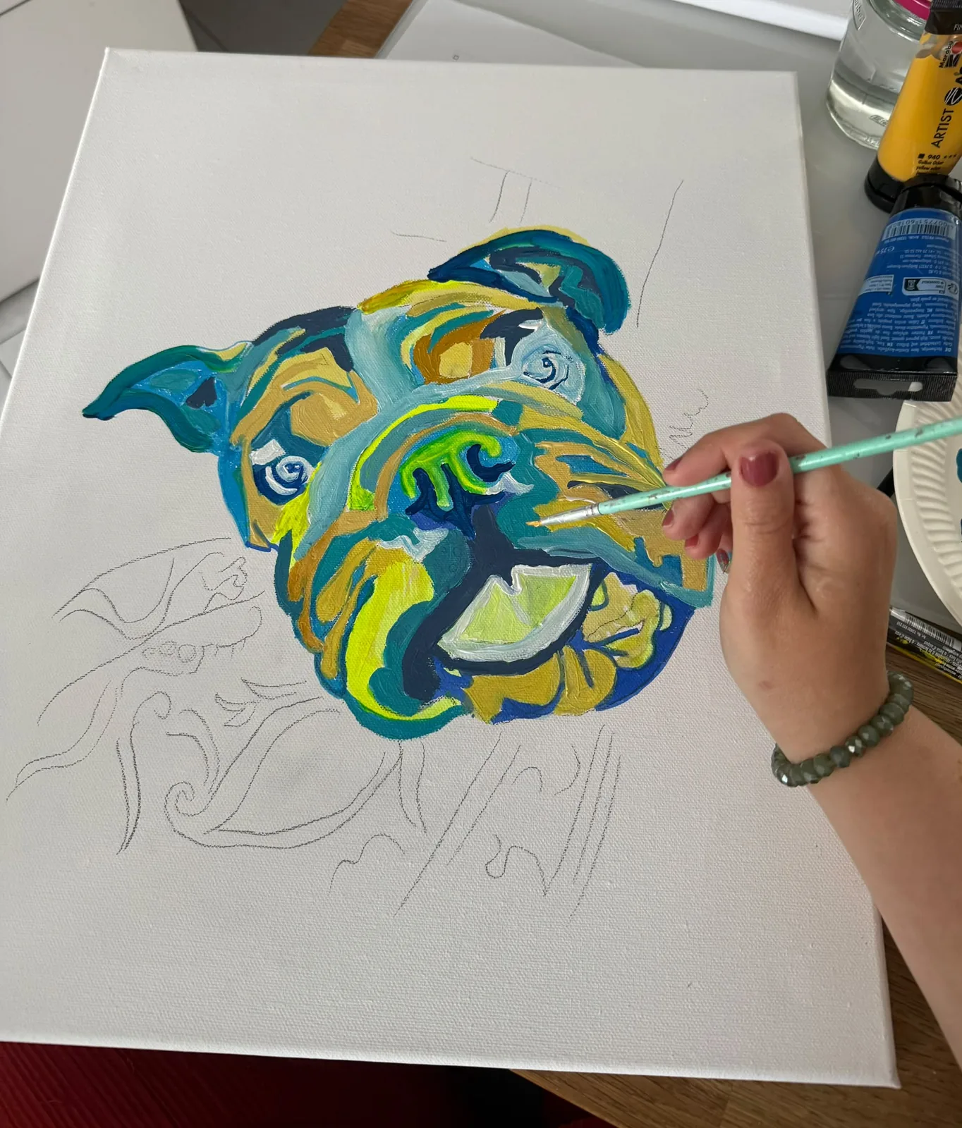 Kind malt einen bunten Fisch im Kinderkurs des Finch Ateliers