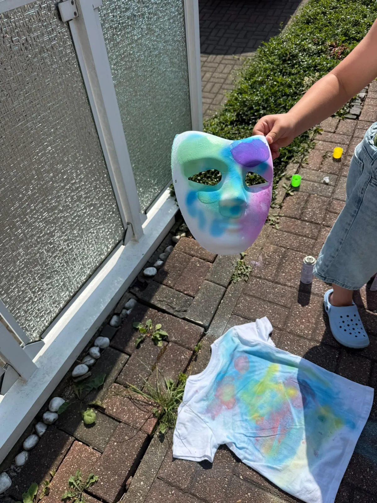 Stolzes Kursergebnis: bemalte Maske und Batik-Shirt aus dem Kinderkurs