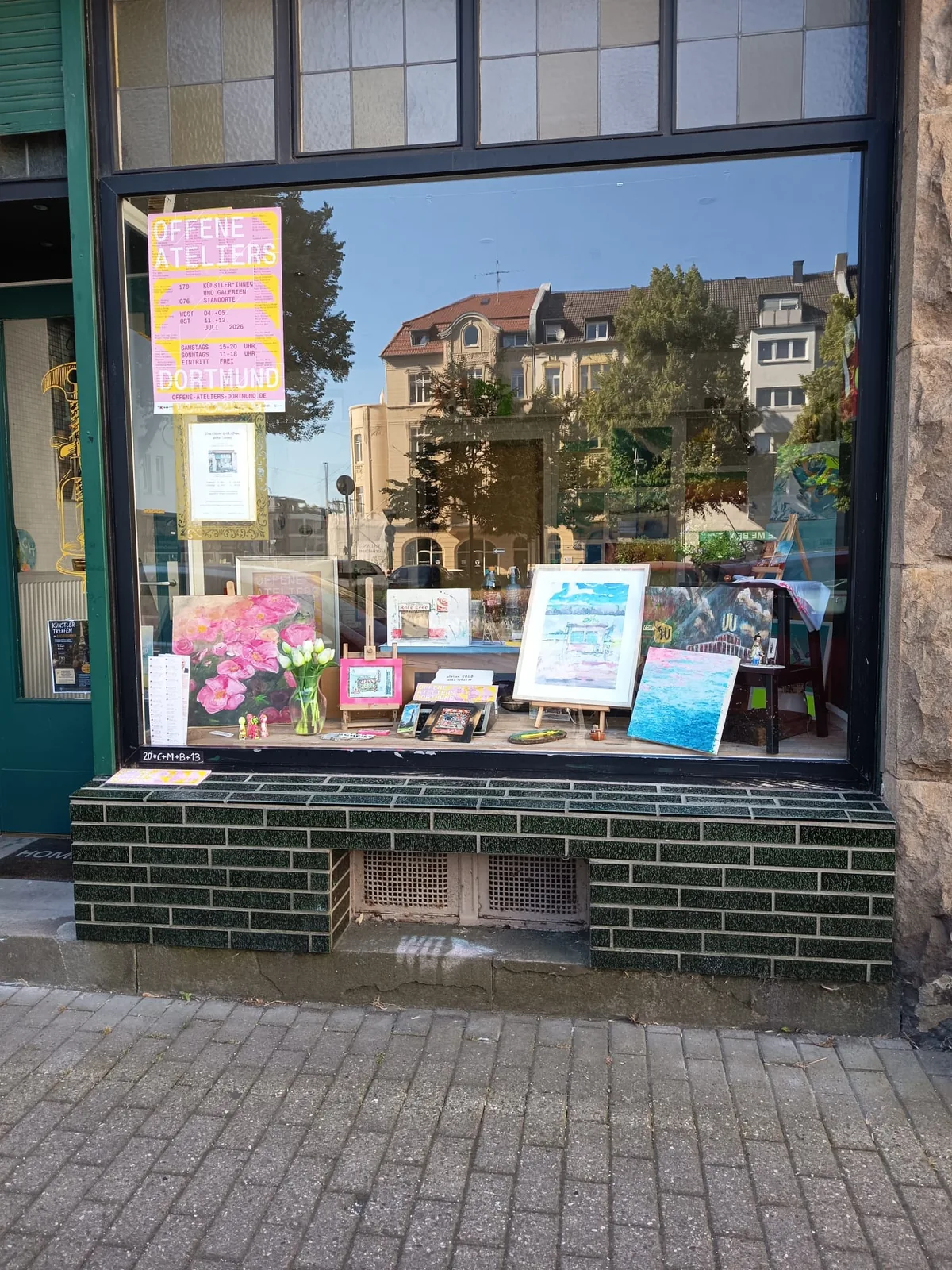 Schaufenster des Finch Ateliers in Dortmund mit Gemälden und Blumen