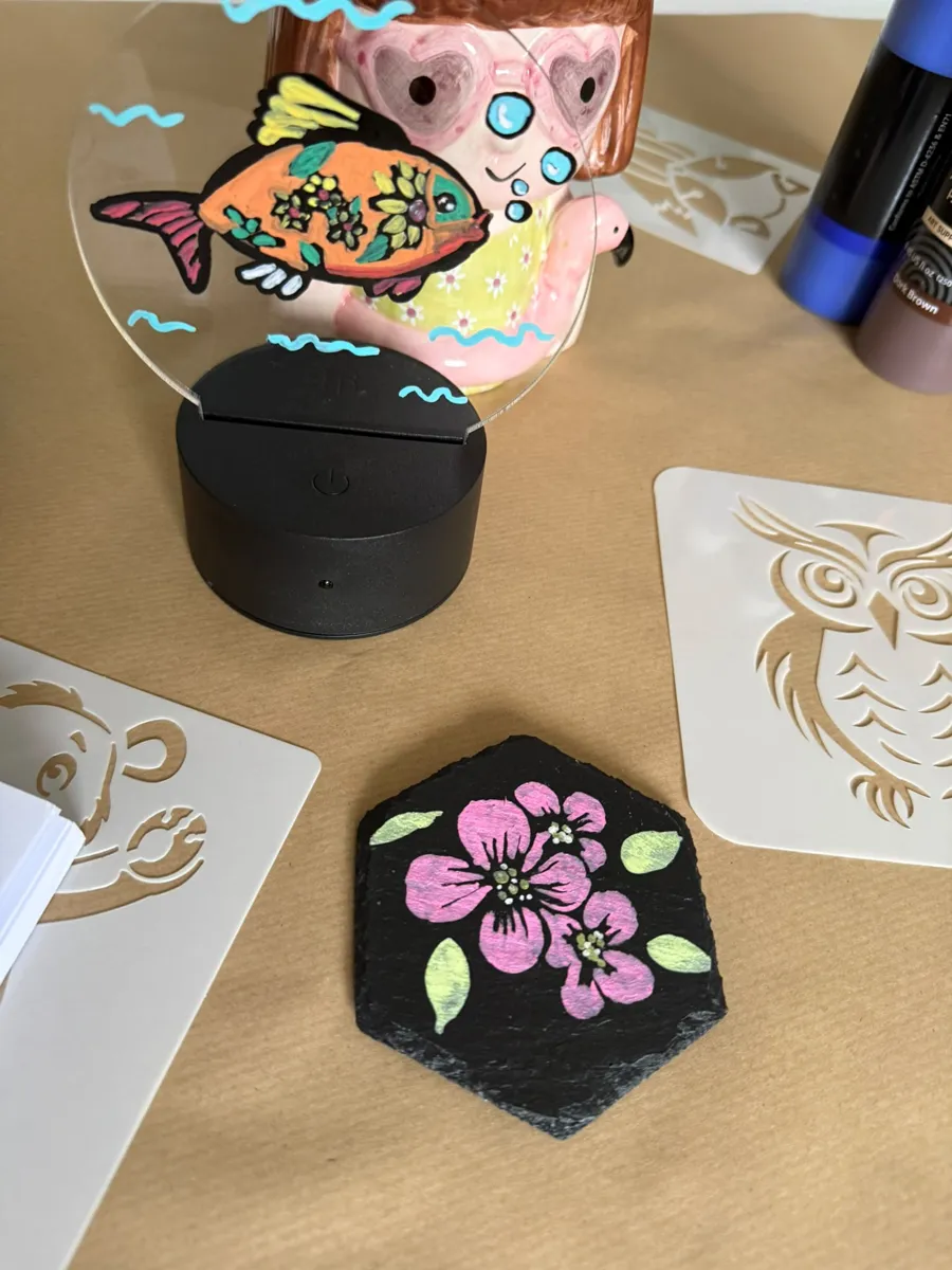 Beleuchtete Acrylplatte mit Pusteblumen- und Fisch-Motiv auf einem LED-Sockel