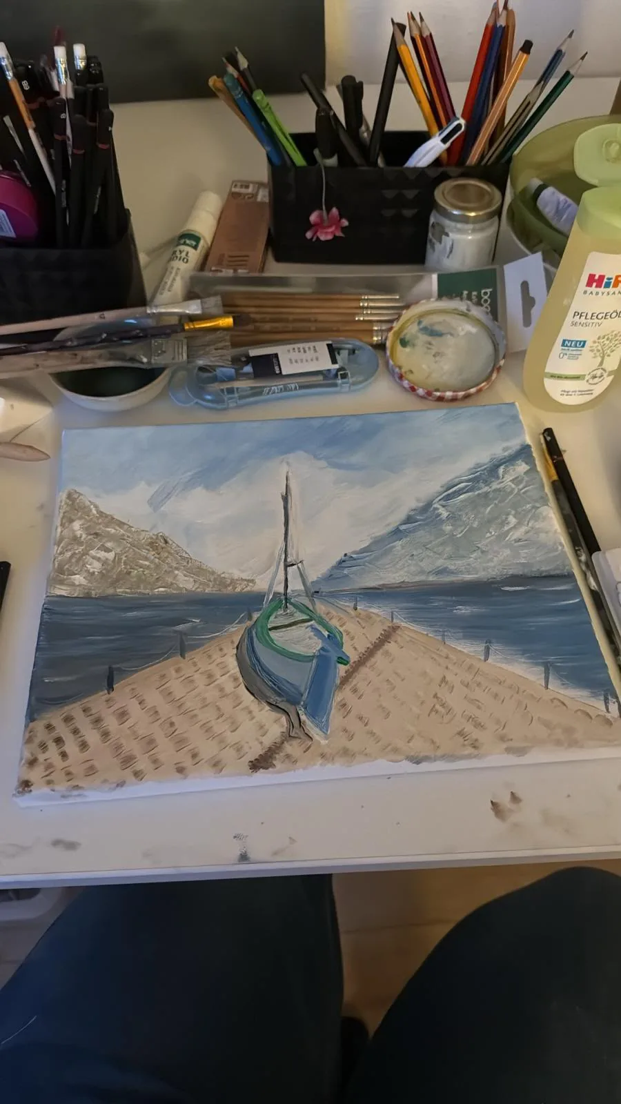 Segelboot am Strand · Werk von Christina Finch